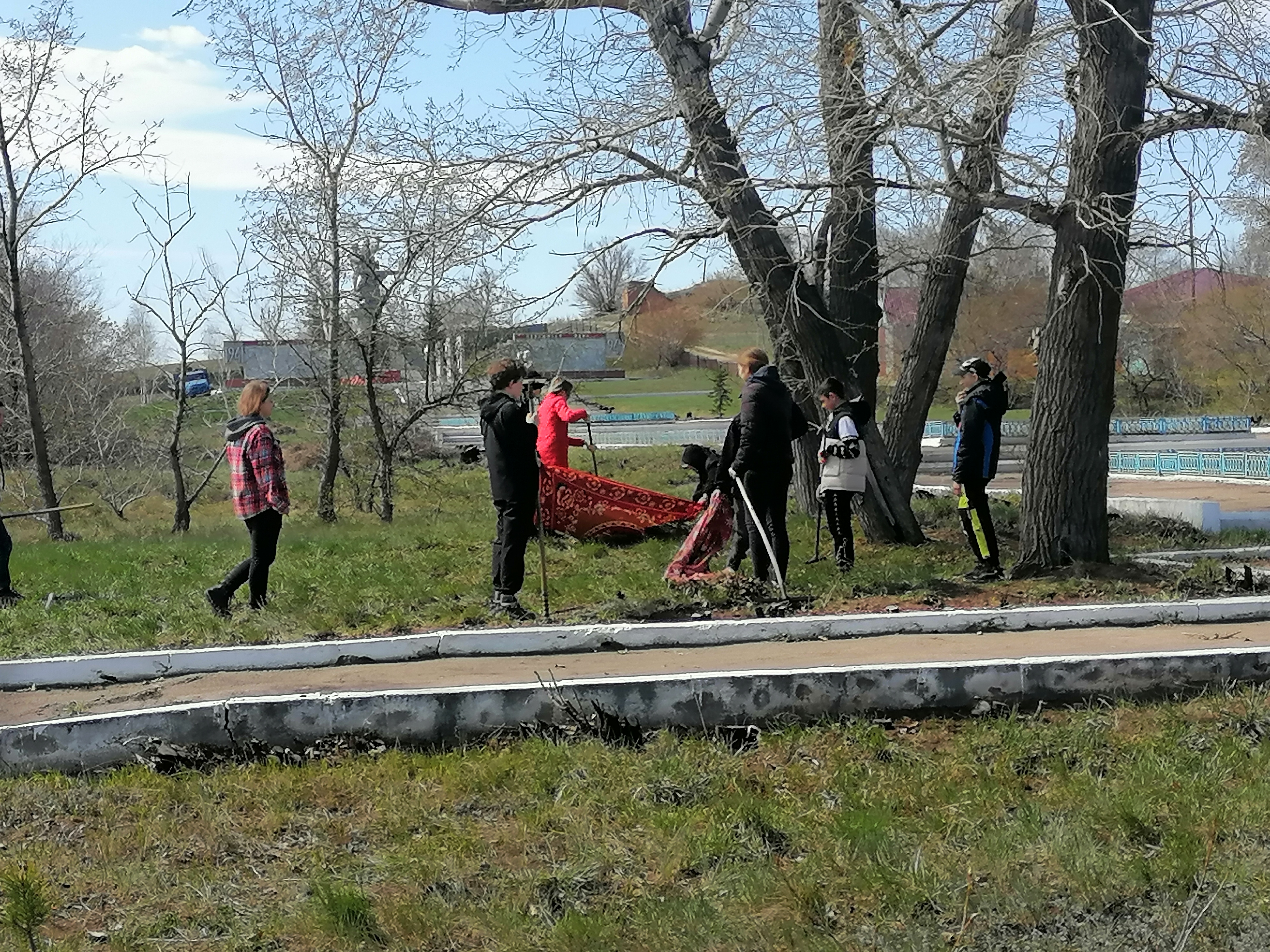 Традиционная акция «Обелиск» по уборке территории возле памятника погибшим односельчанам.